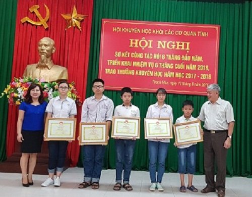 anh KH trao giai 1(1).jpg