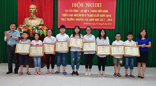 Anh KH trao giai 2.jpg