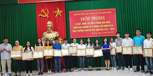 Anh KH trao giai 3.jpg