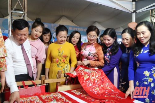 các đại biểu TW Hội, lãnh đạo tỉnh và đại biểu tham quan gian hàng tại ngày Phụ nữ sáng tạo năm 2020.jpg
