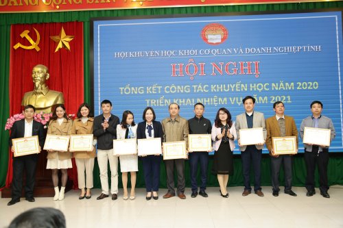Đồng chí Đinh Thị Thanh Hà và đồng chí Đỗ Hồng Quang trao Giấy khen của Tỉnh hội cho các TT và CN.JPG