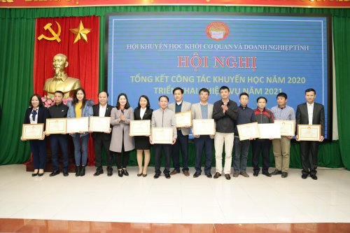 Đồng chí Đỗ Hồng Quang và Đồng chí Mai Quỳnh Nga trao Giấy khen của Hội KH Khối cho các TT và CN.JPG