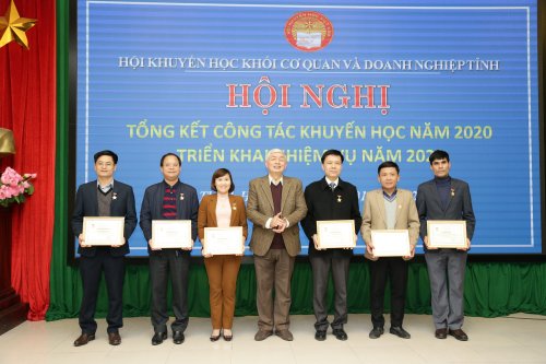 Đồng chí Vương Văn Việt trao Kỷ niệm chương Vì sự nghiệp Khuyến học cho các cá nhân.JPG