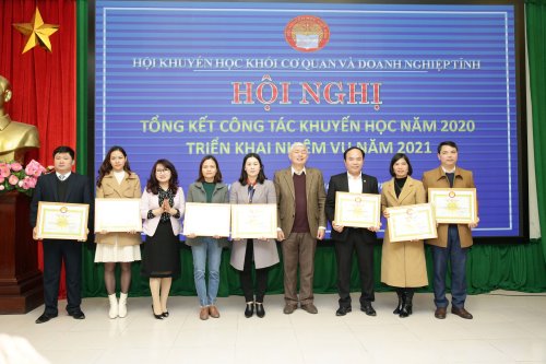 Đồng chí Vương Văn Việt và đồng chí Đinh Thị Thanh Hà treo Bằng khen TW Hội cho các TT và CN.JPG