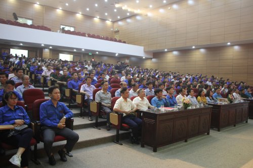 Đại biểu tham dự diễn đàn.jpg