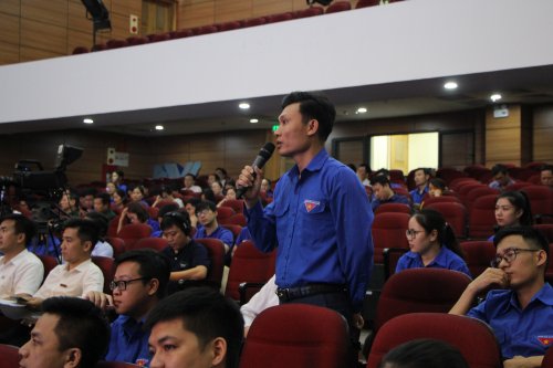 cử tri hỏi đáp về các nội dung liên quan đến luật bầu cử.jpg