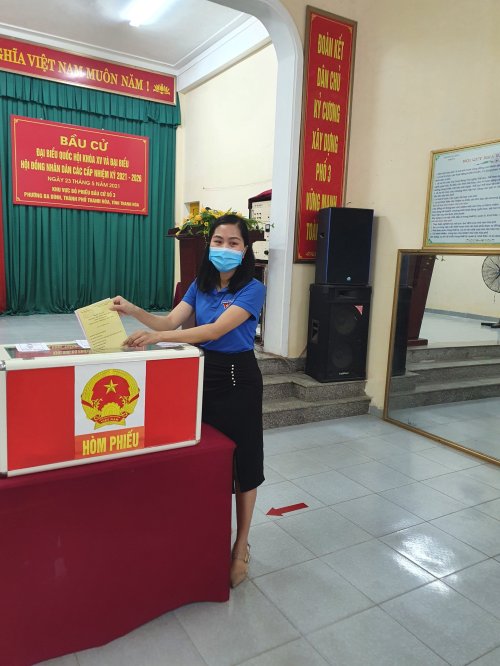 Cán bộ đoàn, đoàn viên Khối Cơ quan và Doanh nghiệp tỉnh tham gia bỏ phiếu bầu cử.jpg