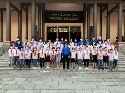 Đoàn đại biểu dâng hương tại Khu tưởng niệm chủ tịch Hồ Chí MInh.jpg
