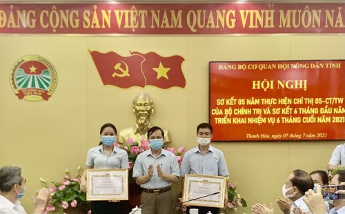 ĐU Hội ND khen thưởng 2 cá nhân.jpg