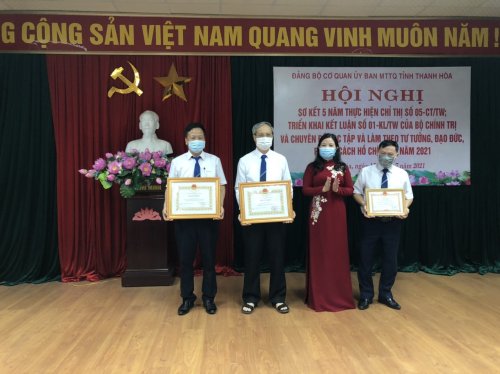 Đồng chí Phạm Thị Thanh Thủy trao BK của CT UBND tỉnh cho TT và CN.jpg