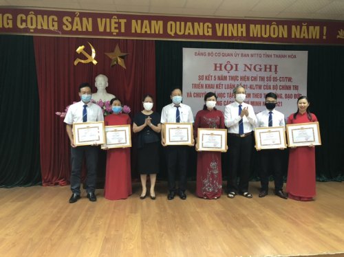 Đồng chí Nguyễn Văn Tòng và đồng chí Nguyễn Thị Lan trao GK cho các TT và CN.jpg