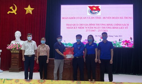 tặng quà thương binh tại huyện hà trung.jpg