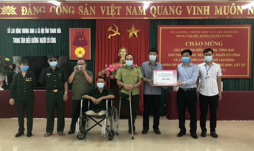 tặng quà và khẩu trang tại Trung tâm điều dưỡng người có công tỉnh TH.jpg