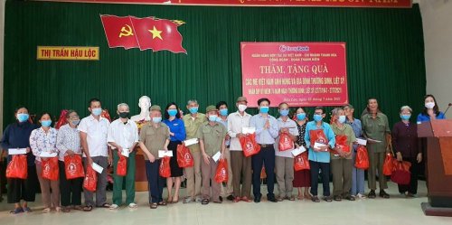 tặng quà cho gđ thương binh, có công với cách mạng tại huyện Hậu Lộc.jpg