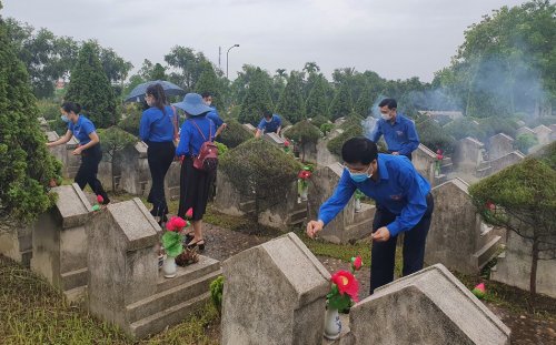 Tuổi trẻ Đoàn Khối thắp hương tri ân các anh hùng liệt sỹ tại Nghĩa trang liệt sỹ Hàm Rồng.jpg