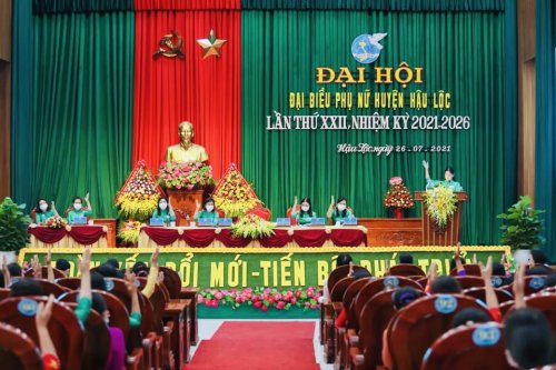 các địa biểu giơ tay biểu quyết thông qua Nghị quyết Đại hội ĐBPN huyện hậu Lộc lần thứ XXII.jpg
