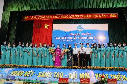 lãnh đạo hội LHPN tỉnh, lãnh đạo TP. sầm Sơn tặng hoa chúc mừng các đồng chí UVBCH hội LHPN TP. sầm Sơn nhiệm kỳ 2021-2026.jpg