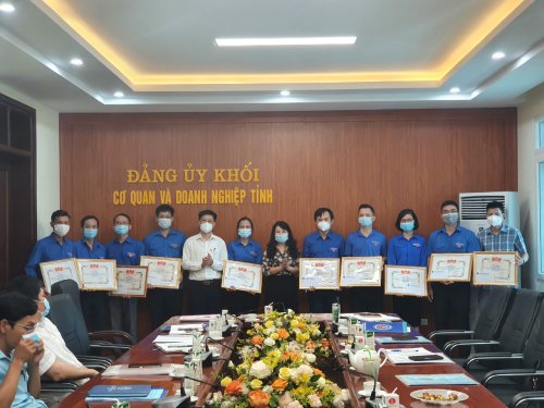 Đại biểu trao thưởng cho các tập thể đạt thành tích xuất sắc trong phong trào thi đua lập thành tích chào mừng 90 năm ngày thành lập Đoàn TNCS Hồ Chí Minh.jpg