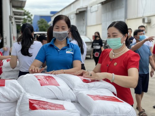 Các hoạt động đóng gói, kiểm tra hàng được thực hiện trước khi vận chuyển tới tay các đối tượng bị ảnh hưởng bởi dịch Covid-19.jpg