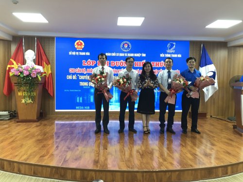 Đc Đinh Thị Thanh Hà - Phó Bí thư Đảng ủy Khối tặng hoa các khách mời tham gia Diễn đàn.jpg