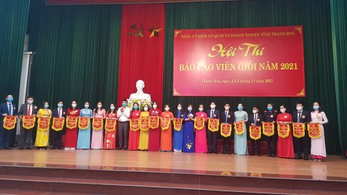 Đồng chí Đinh Thị Thanh Hà và đồng chí Đỗ Hồng Quang - Phó BT ĐUK, trao cờ lưu niệm cho các thí sinh.jpg