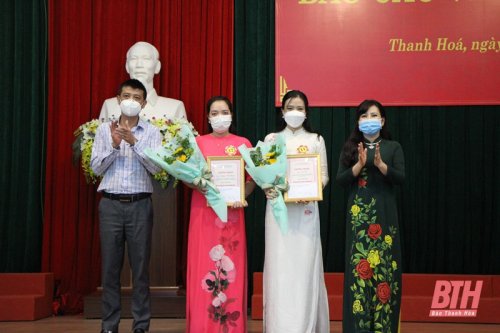 ĐC Đinh Thị Thanh Hà và Đỗ Hồng Quang - Phó BT ĐUK trao Giải Nhì.jpg