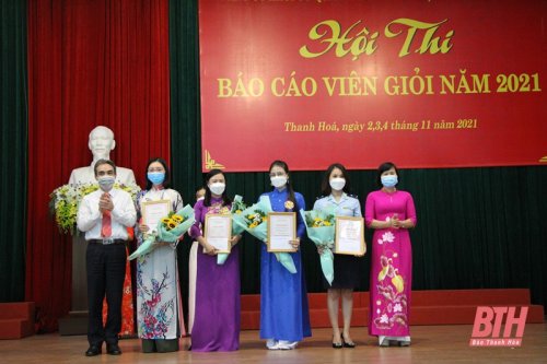 ĐC Lê Hải Quân và Nguyễn Thị Huyền trao Giải Ba.jpg