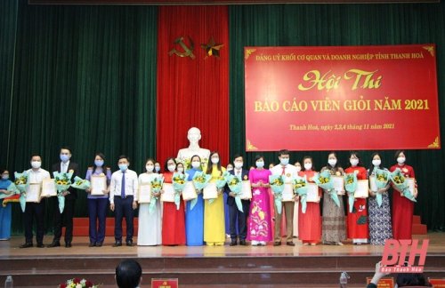 ĐC Lê Văn Vinh và Nguyễn Thị Huyền trao Giải Khuyến khích.jpg