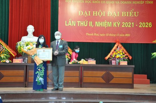 đc Vương Văn việt - Chủ tịch Hội KH tỉnh tằng BK Chủ tịch UBND tỉnh cho đồng chí Đinh Thị Thanh Hà (1).JPG