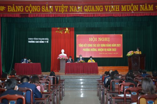 Các đồng chí đảng viên phát biểu tham luận tại hội nghị.JPG
