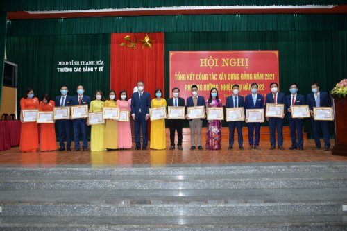 Tặng giấy khen cho 22 đảng viên hoàn thành xuất sắc nhiệm vụ năm 2021.JPG