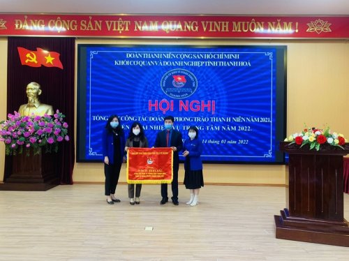 PBT ĐU trao cờ.jpg