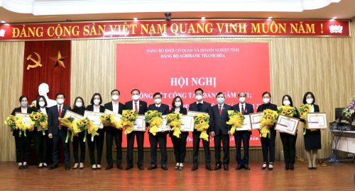 Trao thưởng cho các TT, CN.jpg