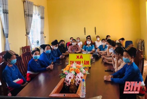 Cán bộ Hội LHPN xã Thanh Lâm (Như Xuân) nghe quán triệt trực tuyến Nghị quyết Đại hội đại biểu Phụ nữ toàn quốc lần thứ XIII, nhiệm kỳ 2022-2027 tại điểm cầu của xã..jpg