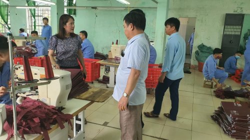 Các đồng chí đại biểu thăm xưởng may của HV.jpg