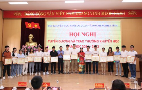 Đồng chí VInh -Phó CT Hội KH tỉnh và đồng chí Nga ĐUK trao đỗ ĐH.jpg