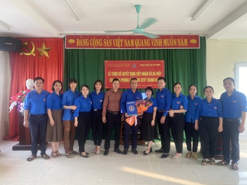 Đoàn viên Chi đoàn chụp ảnh lưu niệm với các Đại biểu.jpg