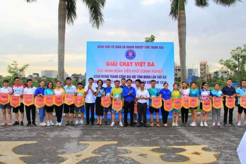 Lãnh đạo ĐUK và lãnh đạo Sở VH trao cờ lưu niệm cho các VĐV.jpg