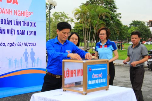Đoàn TN và VĐV ủng hộ Miền trung.jpg