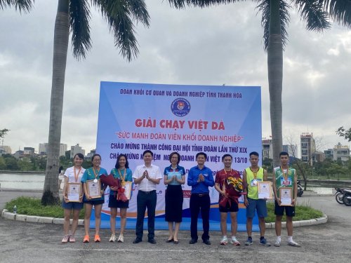 Lãnh đạo Sở VH và Bí thư Đoàn TN trao giải cho các VĐV.jpg